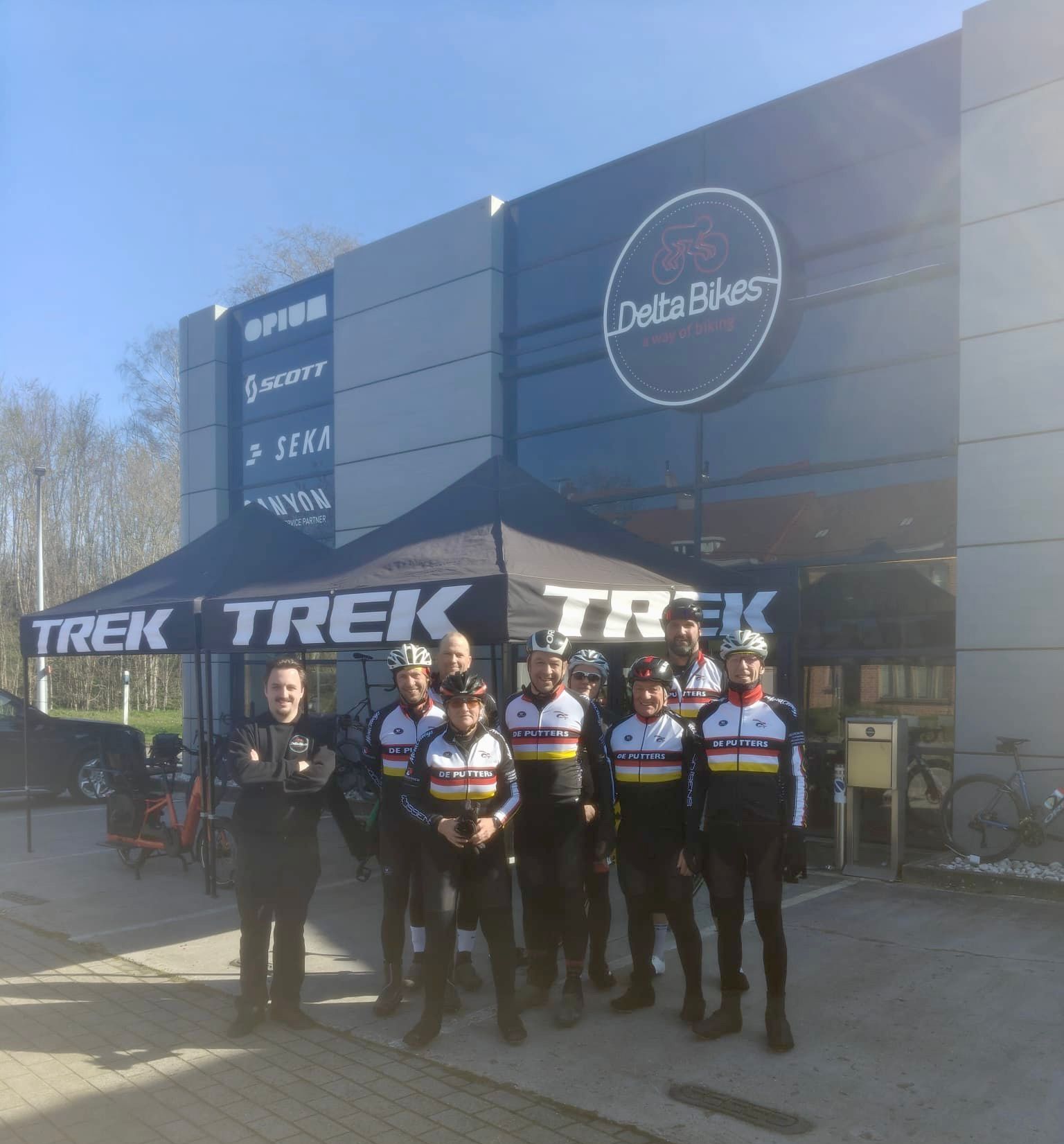 Leden in clubkledij voor Delta Bikes