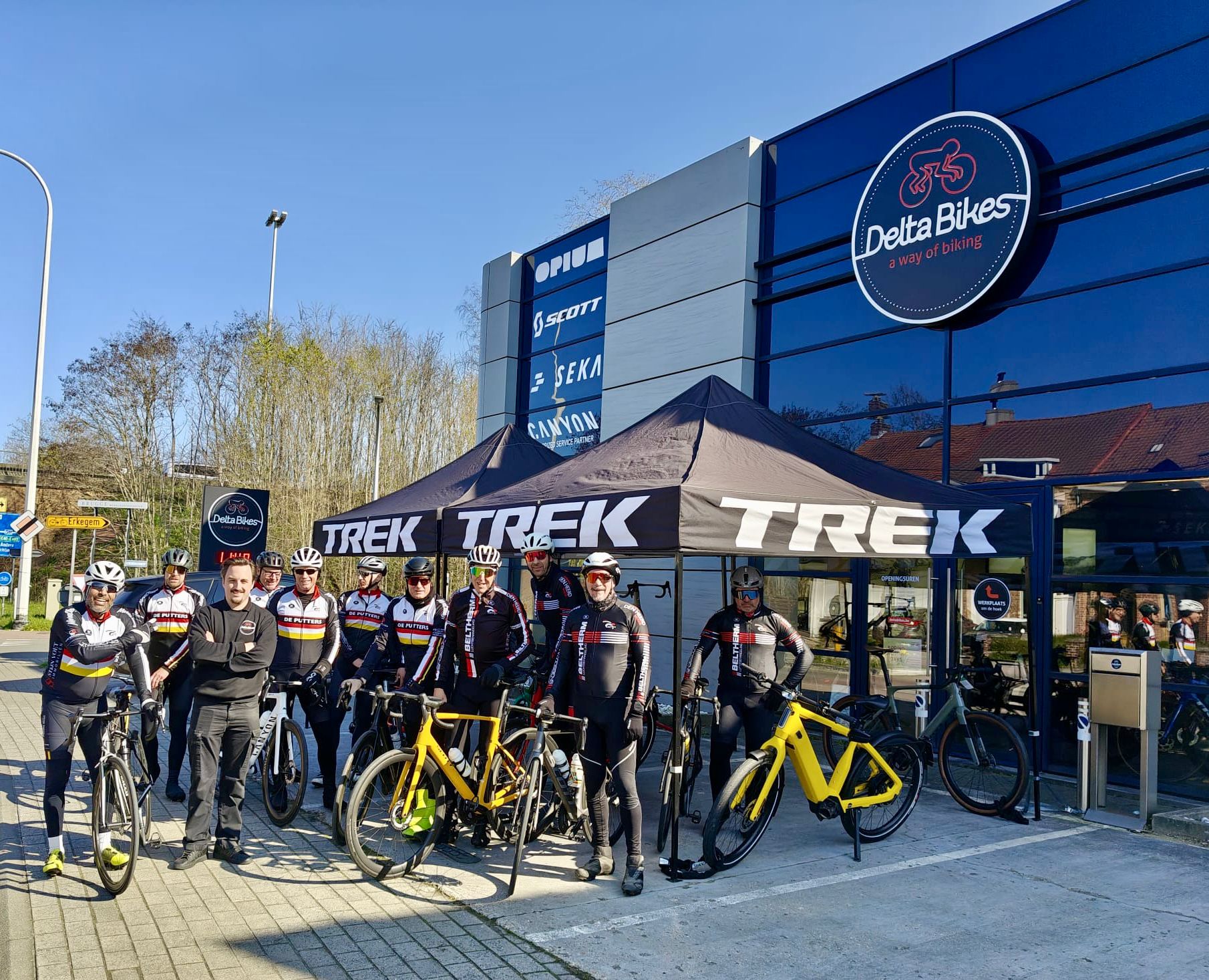 Leden van WTC De Putters bij sponsor Delta Bikes