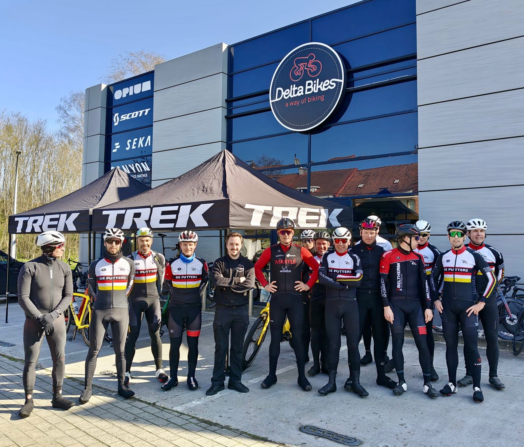 Leden van WTC De Putters bij Delta Bikes