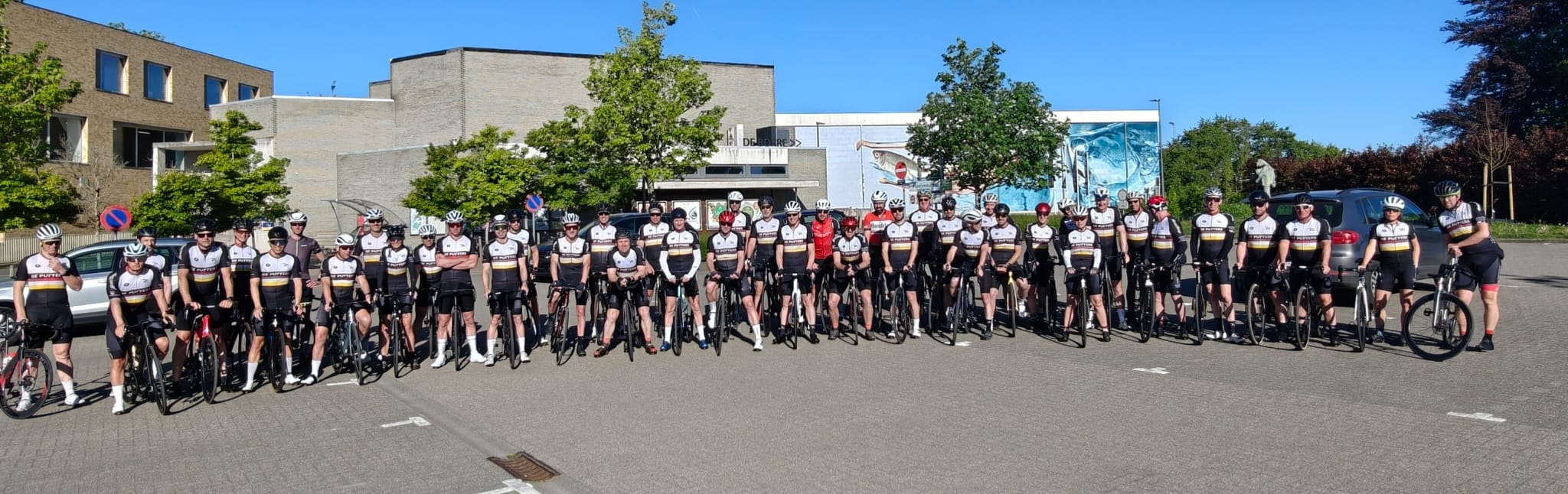 Het peloton van WTC De Putters opgesteld aan de start